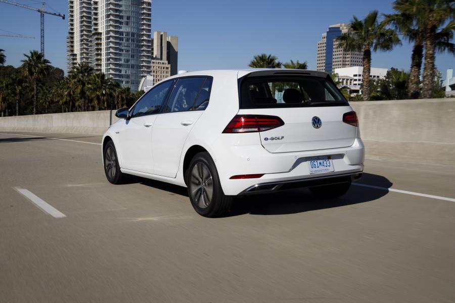  Volkswagen e-Golf 2017 года  (NA) (фото 9 из 32)